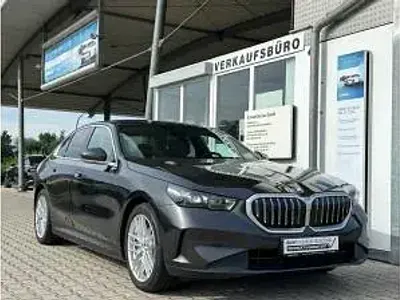 Gebraucht BMW 550 489 PS (359 kW) 2025 Grau (sophistograu brillanteffekt) Limousine