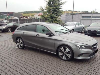 Grau Gebraucht 2018 Mercedes CLA180 Shooting Brake Kombi | 15.600 € (Fairer Preis)