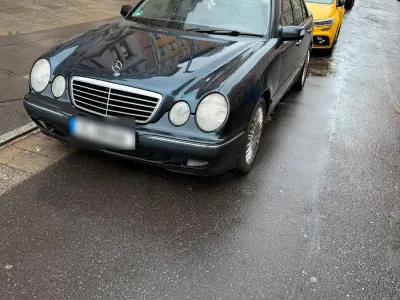 Gebraucht Mercedes E270 173 PS (127 kW) 2001 Blau Limousine