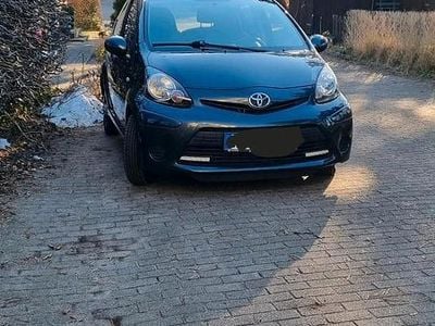 Grau Gebraucht 2013 Toyota Aygo Kleinwagen | 6.500 € (Fairer Preis)