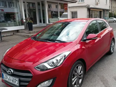 Używany Hyundai i30 Passion 135 KM (99 kW) 2016 Czerwony Sedan/Limuzyna