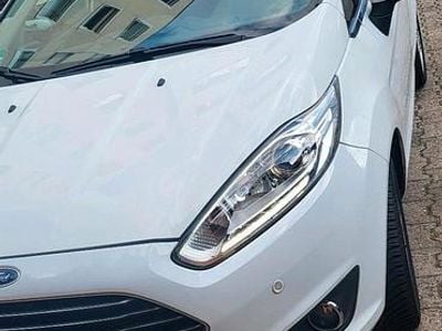Gebraucht Ford Fiesta Titanium 101 PS (74 kW) 2015 Weiß Kleinwagen