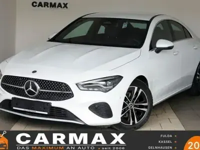 Gebraucht Mercedes CLA200 150 PS (110 kW) 2023 Digitalweiss  metalliclack (metallic) Coupé