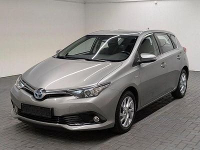 Silbermet. Gebraucht 2016 Toyota Auris Hybrid Edition-S Limousine | 11.980 € (Fairer Preis)