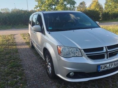 Schwarz Gebraucht 2012 Dodge Grand Caravan Van / Kleinbus | 8.250 €
