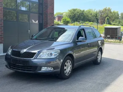 Gebraucht Skoda Octavia Ambiente 160 PS (117 kW) 2010 Grau Kombi