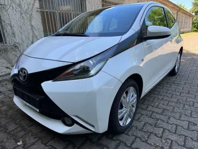 Używany Toyota Aygo X-play 69 KM (50 kW) 2016 Biały Hatchback