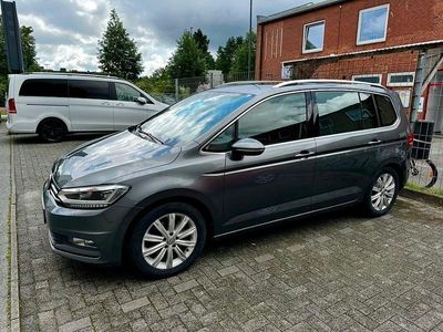Grau Gebraucht 2017 VW Touran Highline Van / Kleinbus | 16.000 € (Teuer)