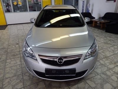 Gebraucht Opel Astra Design Edition 120 PS (88 kW) 2011 Silber metallic Kombi