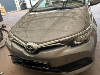 Gebraucht Toyota Auris 99 PS (72 kW) 2016 Grau Limousine