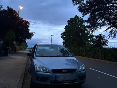 Gebraucht Ford Focus 80 PS (58 kW) 2005 Blau Kleinwagen