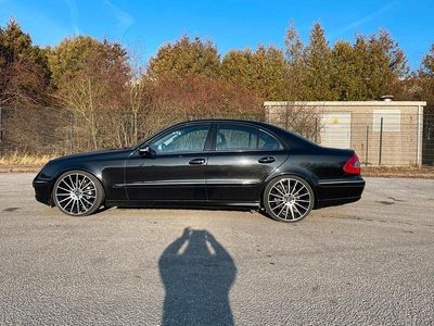 Schwarz Gebraucht 2008 Mercedes E200 Limousine | 10.900 €