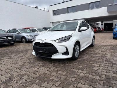 Gebraucht Toyota Yaris Hybrid Business Edition 92 PS (67 kW) 2024 Super (pure) white ii Limousine