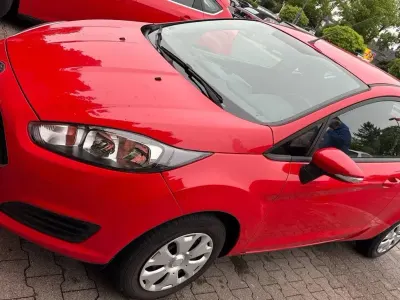 Gebraucht Ford Fiesta Ambiente 60 PS (44 kW) 2016 Rot Kleinwagen