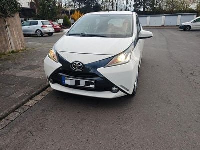 Gebraucht Toyota Aygo X-play 69 PS (50 kW) 2015 Weiß Kleinwagen