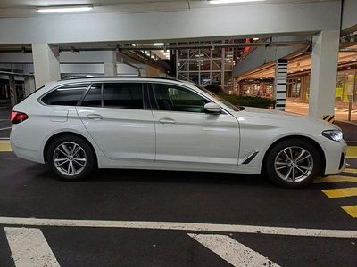 Gebraucht BMW 520 Performance 190 PS (139 kW) 2022 Mineralweiss Kombi