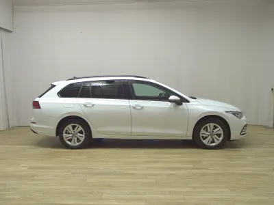 Second-hand VW Golf VIII Life 150 CP (110 kW) 2022 Alb Berlinǎ