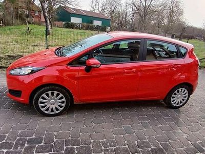 Gebraucht Ford Fiesta Ambiente 60 PS (44 kW) 2014 Rot Kleinwagen
