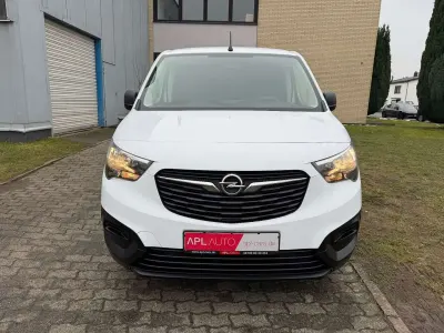 Używany Opel Combo Basis 102 KM (75 kW) 2024 Biały Minivan