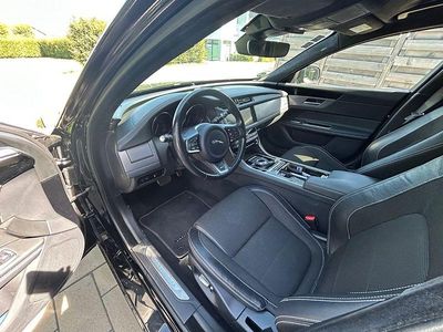 Second-hand Jaguar XF Sportbrake R-Sport 179 CP (131 kW) 2019 Negru Break