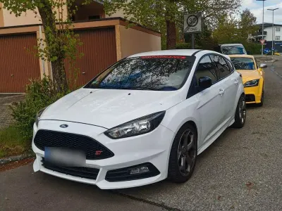 Gebraucht Ford Focus ST 250 PS (183 kW) 2016 Weiß Limousine