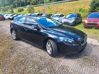 Gebraucht Volvo V40 You! 120 PS (88 kW) 2015 Black sapphire Limousine