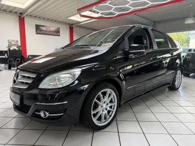 Gebraucht Mercedes B180 116 PS (85 kW) 2011 Schwarz Kleinwagen