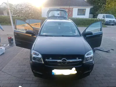 Second-hand Opel Signum 155 CP (114 kW) 2003 Negru Hatchback