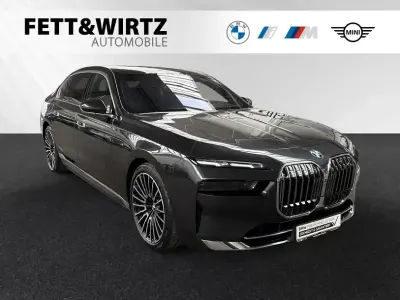 Gebraucht BMW 750e Comfort Edition 489 PS (359 kW) 2025 Sophistograu brillanteffekt metallic Limousine