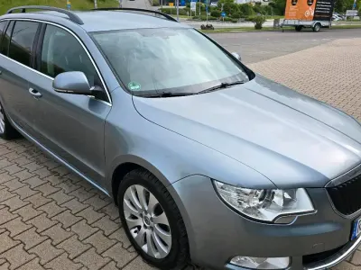 Używany Skoda Superb 140 KM (102 kW) 2012 Niebieski Kombi