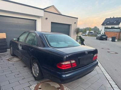 Mercedes E200