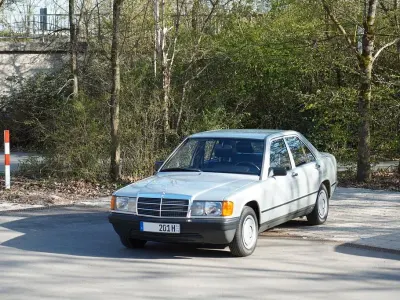 Gebraucht Mercedes 190 122 PS (89 kW) 1984 Silber Limousine