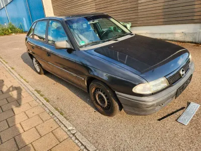 Gebraucht Opel Astra 75 PS (55 kW) 1995 Schwarz Limousine