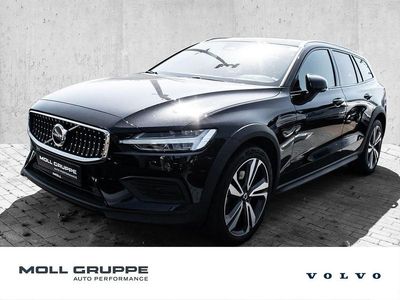 Gebraucht Volvo V60 CC Plus 197 PS (144 kW) 2023 Onyx black / metallic Kombi