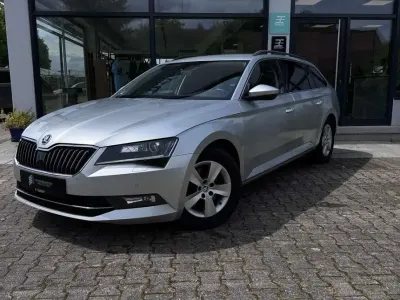 Gebraucht Skoda Superb Ambition 150 PS (110 kW) 2018 Brilliantsilber metallic Kombi