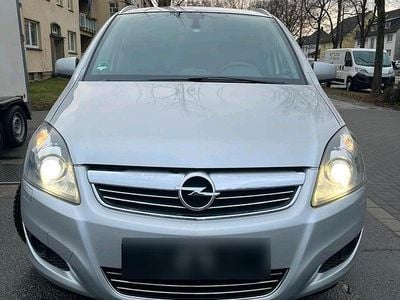 Second-hand Opel Zafira 125 CP (91 kW) 2011 Argintiu Monovolum