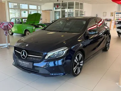 Gebraucht Mercedes A180 Night 122 PS (89 kW) 2017 Blau Limousine