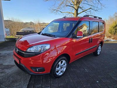 Passione rot Gebraucht 2015 Fiat Doblò Lounge Van / Kleinbus | 10.500 € (Teuer)