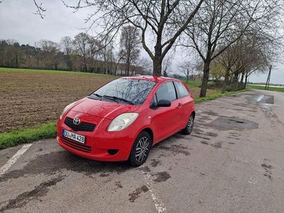 Gebraucht Toyota Yaris 69 PS (50 kW) 2006 Rot Limousine