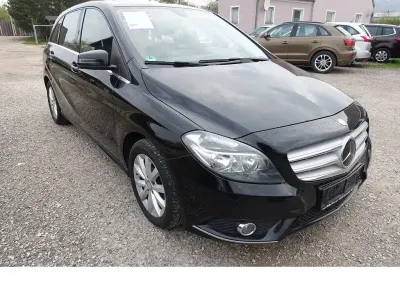 Gebraucht Mercedes B180 122 PS (89 kW) 2014 Kosmosschwarz Kleinwagen
