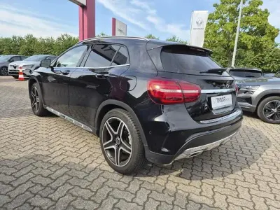 Gebraucht Mercedes GLA180 AMG line 122 PS (89 kW) 2019 Kosmosschwarz metallic kosmosschwarz metallic SUV