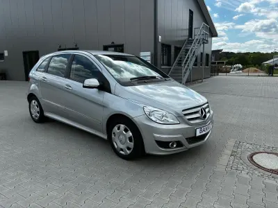 Gebraucht Mercedes B180 109 PS (80 kW) 2011 Silber Van / Kleinbus