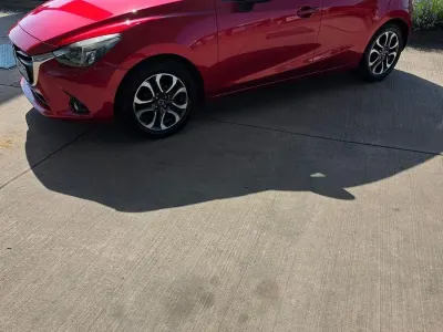 Gebraucht Mazda 2 Sports-Line 105 PS (77 kW) 2015 Rot Kleinwagen