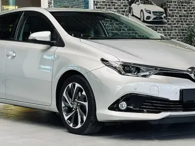 Gebraucht Toyota Auris Design 116 PS (85 kW) 2015 Silber Limousine