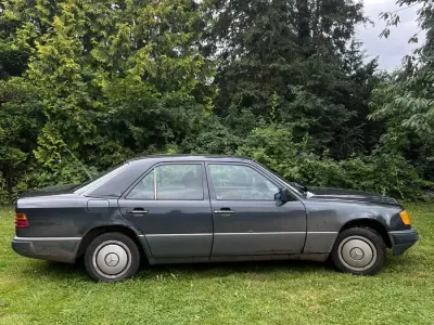 Gebraucht Mercedes 200 72 PS (52 kW) 1992 Schwarz Limousine