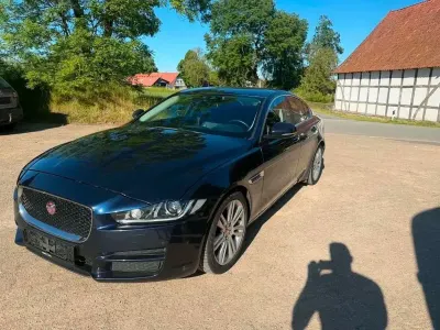 Gebraucht Jaguar XE Prestige 163 PS (119 kW) 2017 Schwarz Limousine