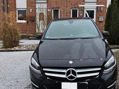 Schwarz Gebraucht 2015 Mercedes B180 Urban Van / Kleinbus | 9.750 € (Fairer Preis)