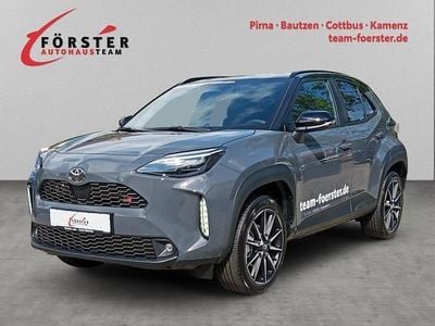 Grau (storm grey/schwarz) Gebraucht 2025 Toyota Yaris Cross Sport SUV | 31.671 € (Guter Preis)