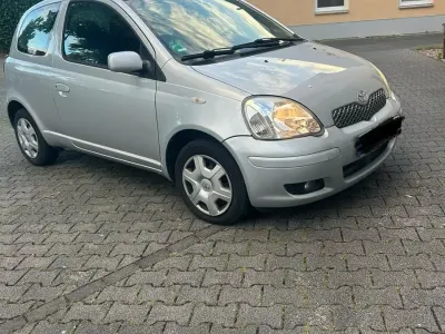 Gebraucht Toyota Yaris 67 PS (49 kW) 2005 Silber Kleinwagen