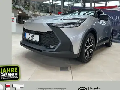 Neu Toyota C-HR 140 PS (102 kW) 2025 Shimmering silver metallic / SUV